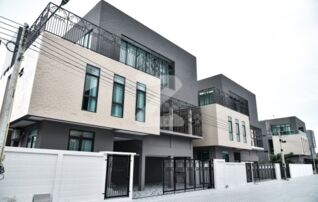 For Rent / 出租 Brand New Luxury Single House Verona Amata City 2.5 Km : 3 Bedrooms 5 Bathrooms + 1 working area, 1 meditation room, 1 Swimming Pool ; L : เจ้าของให้เช่าเอง 