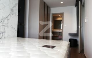 Room for rent 2 bed 2 bath IdeoS93 corner room of building. More convenient just 50 m. to BTS Bangchak 's station.