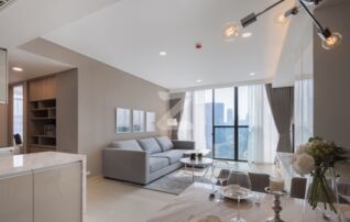 Spacious living room with a Rama4 and Sukhumvit view 