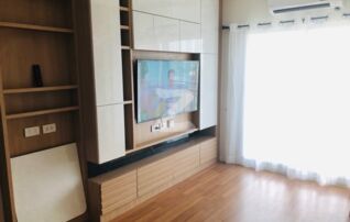 Smart TV และโต๊ะอาหารพับได้ 