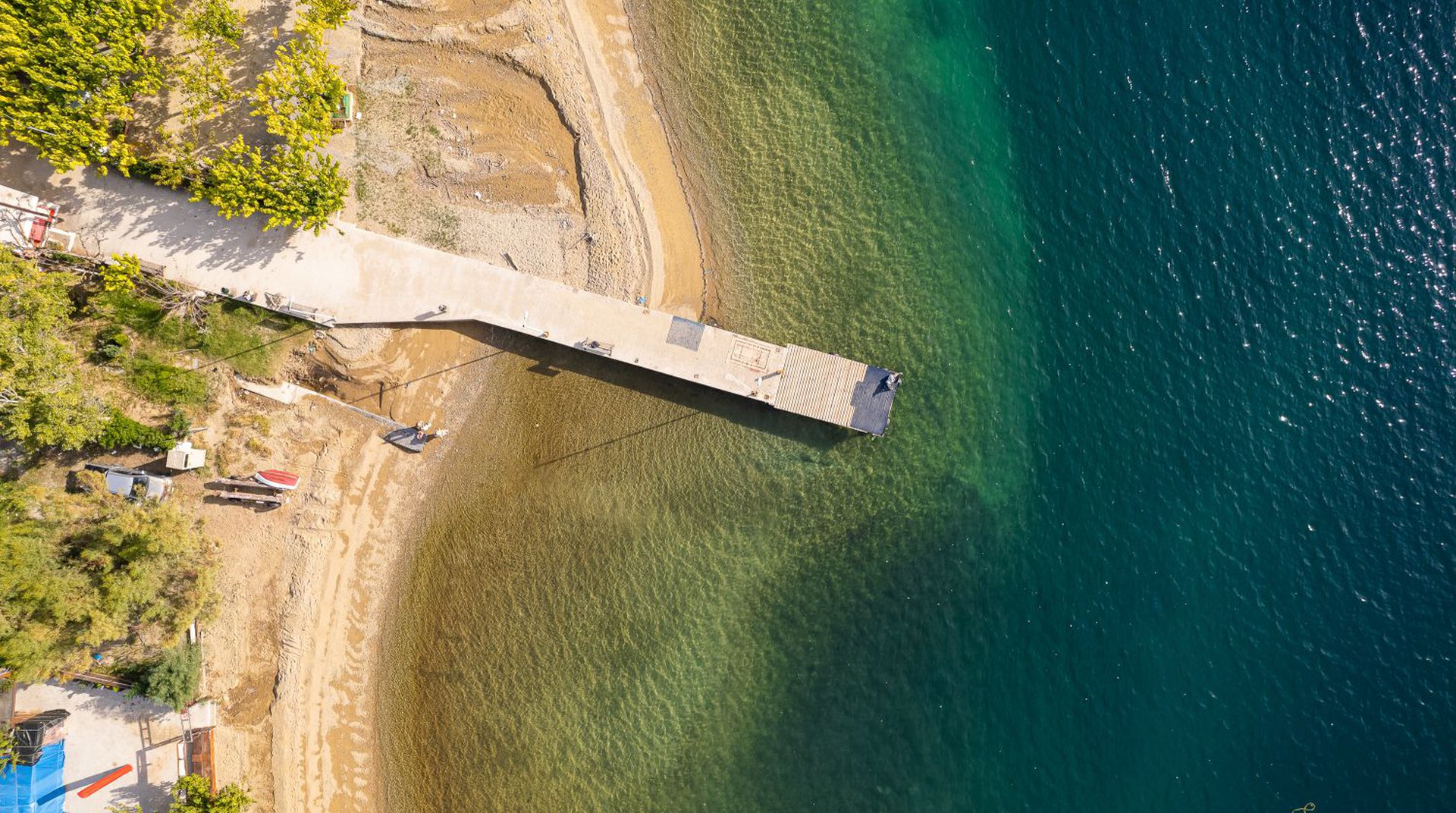 Η θάλασσα γύρω από το Zoe Seaside