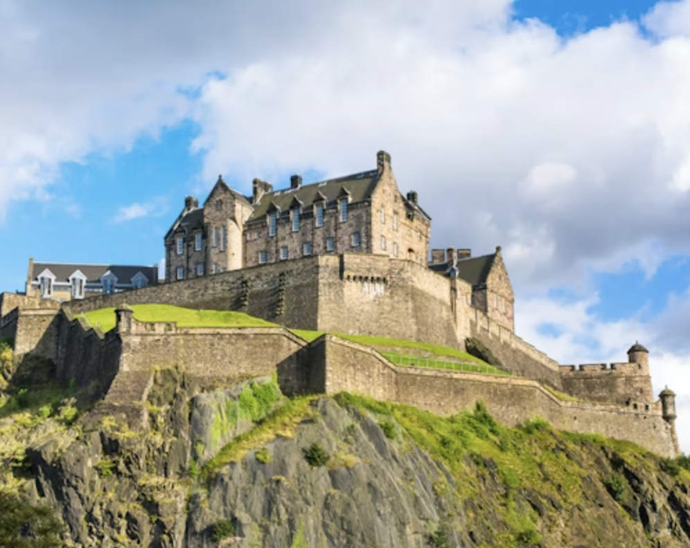https://storage.googleapis.com/zormor.com/places/edinburgh-castle/1774721812150-0.png