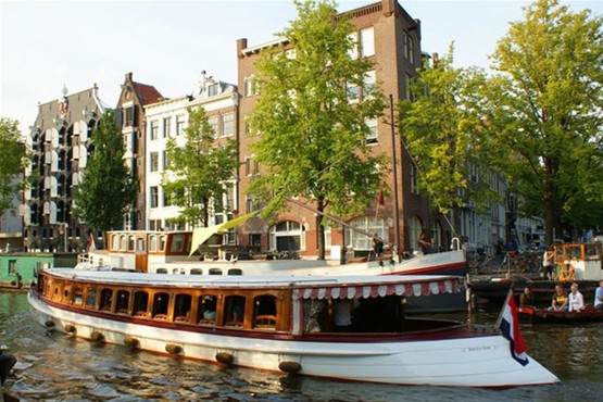 Soeverein salonboot