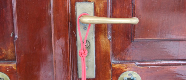 Liefdesknoop-aan-deur-ingezoomd700X300