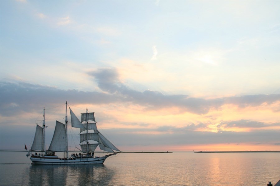 Detailafbeelding van Evening cruise
