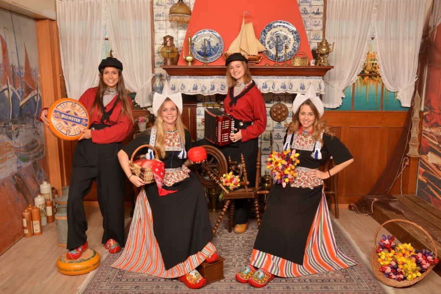 Detailafbeelding van Foto in kostuum Volendam