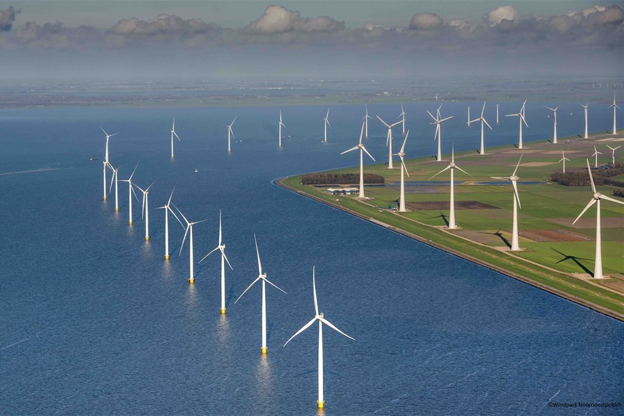 Detailbild von Durch den Windmühlenpark im Noordoostpolder segeln