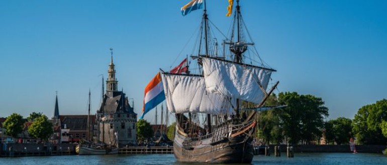 Schip uit de gouden eeuw varend in Hoorn