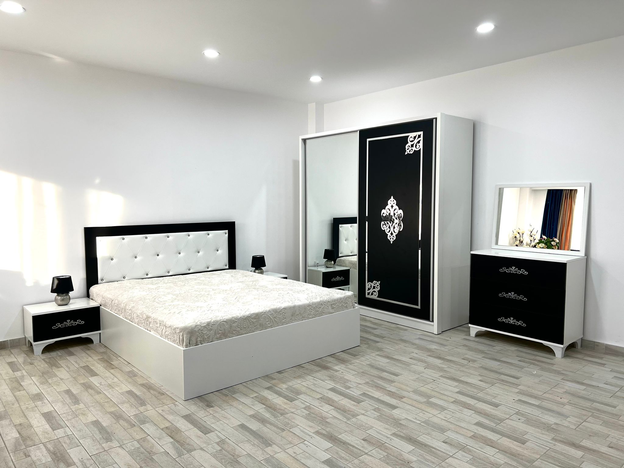 Dormitor Milano, culoare alb / negru, cu pat tapitat 160 x 200 cm, dulap cu 2 usi, comoda cu oglinda, 2 noptiere