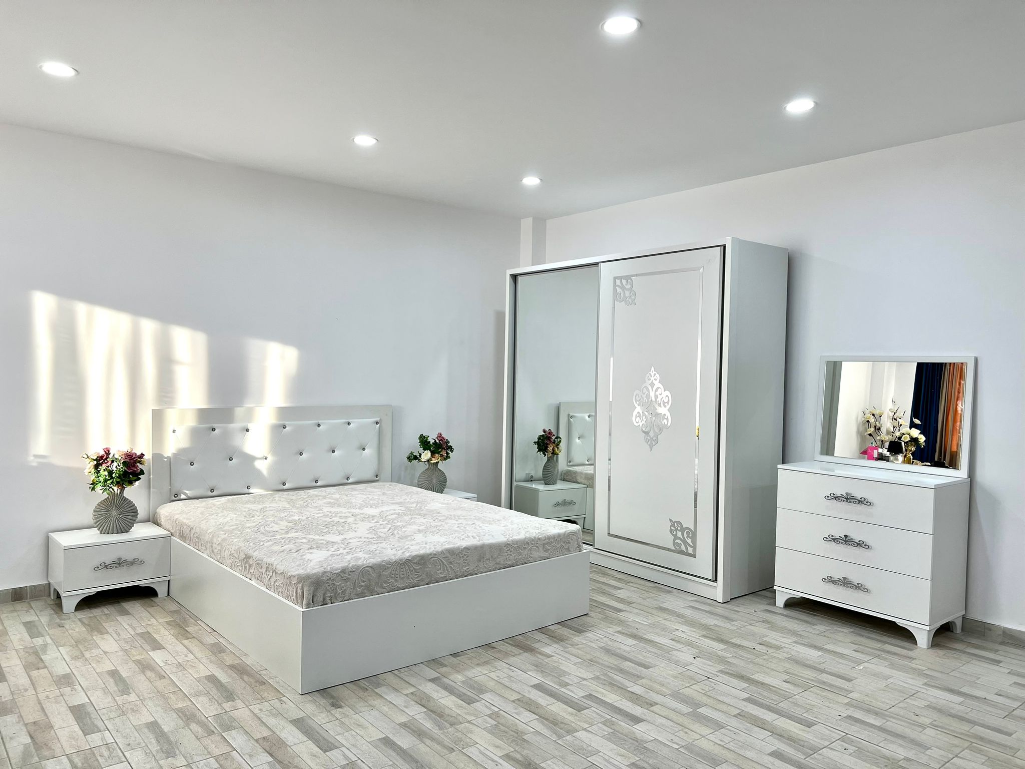 Dormitor Milano, culoare alb, cu pat tapitat 160 x 200 cm, dulap cu 2 usi, comoda cu oglinda, 2 noptiere