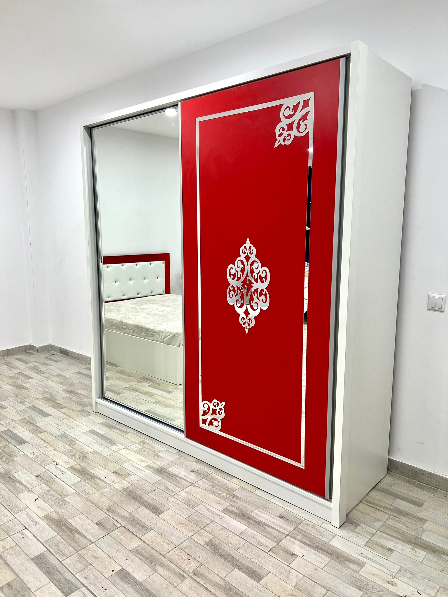Dressing Milano cu oglinda, culoare alb / rosu, 200 x 206 x 60 cm, usi glisante
