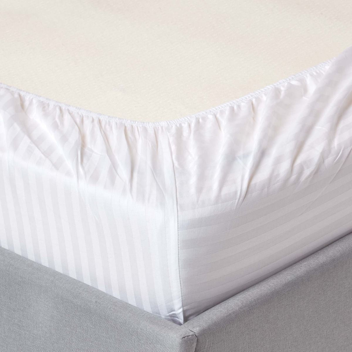 Husa cu elastic pentru pat Kotonia Home Damasc dungi cu latime de 1 cm, 100% bumbac, Alb, 100x200+20 cm